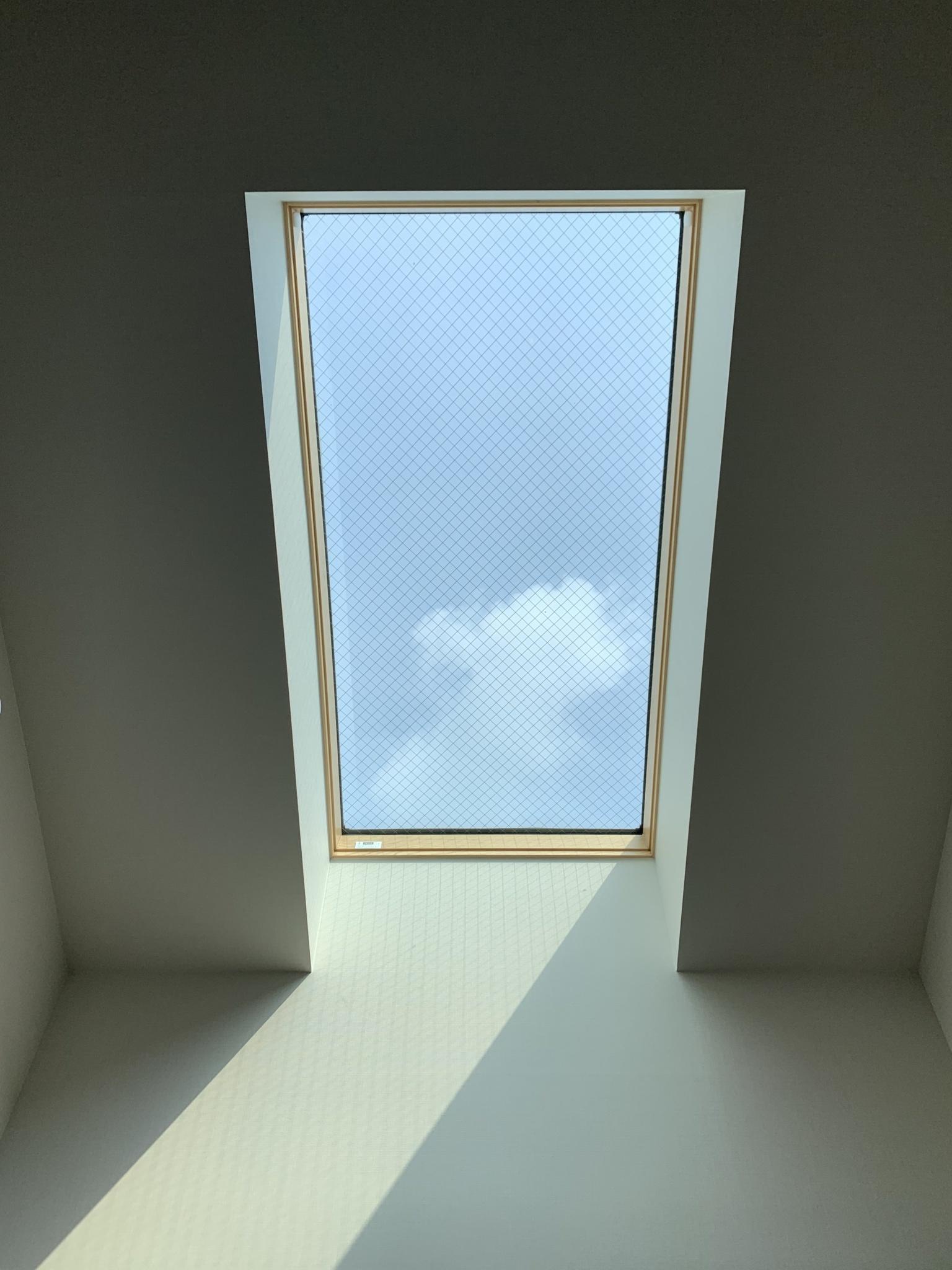 天窓の効果について書きます。天窓は普通の窓の3倍明るいのですが注意も必要です。